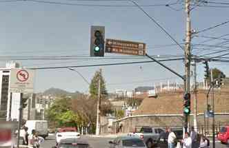 A Prefeitura de Belo Horizonte instalou 60 novas placas de sinalizao turstica nas avenidas do Contorno e Tereza Cristina(foto: Google Street View/Reproduo)