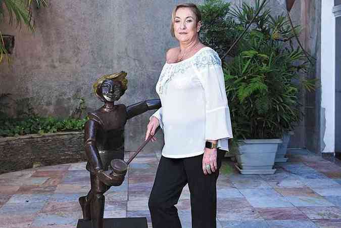 A artista plstica Vnia Braga posa com uma de suas esculturas e comemora a sua recuperao: 