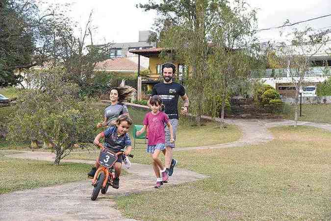 O empresrio Lucas Fonda pratica esporte com a mulher, Lia Maia, e os filhos Sofia e Ian: 