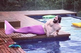O ator Caco Ciocler, da Rede Globo, fez a alegria dos fs no Instagram, ao publicar um vdeo em que est vestido como sereia e nada numa piscina(foto: Instagram/cacociocler/Reproduo)