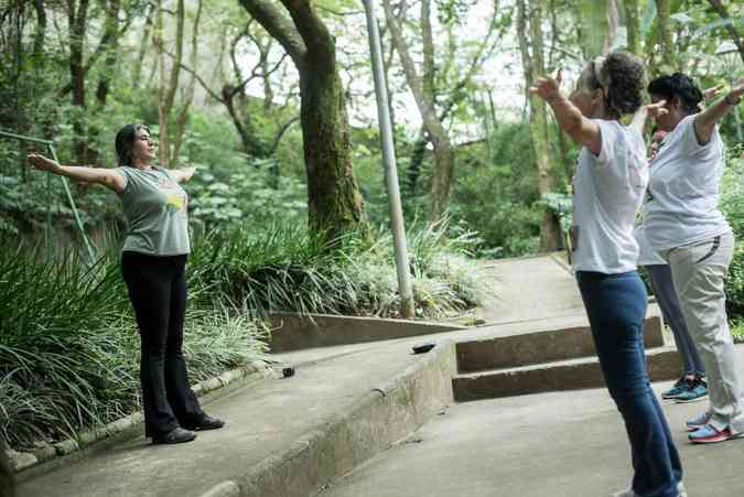 Praticantes de lian gong no Parque Ecolgico Mata das Borboletas: quartas e sextas, 9h(foto: Alexandre Rezende)