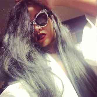 A cantora Rihanna  uma das celebridades que pintaram o cabelo em tons de cinza(foto: Instagram/Badgalriri/Reproduo)