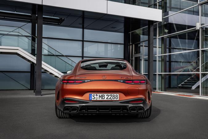 A característica exclusiva do novo modelo topo de linha da série AMG GT é a parte traseira: a novidade é a tampa integrada de carregamento plug-in e o nome do modelo destacado em vermelho (foto: Divulgação) A característica exclusiva do novo modelo topo de linha da série AMG GT é a parte traseira: a novidade é a tampa integrada de carregamento plug-in e o nome do modelo destacado em vermelho (foto: Divulgação)