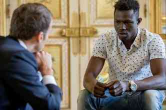 Aps o ato de bravura, Mamoudou Gassama se encontrou com o presidente francs Emmanuel Macron, que garantiu a regularizao da situao do imigrante(foto: Twitter/EmmanuelMacron/Reproduo)