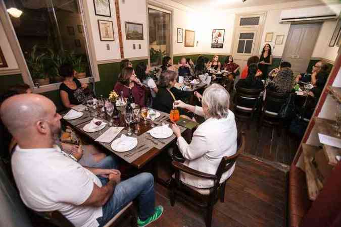 O jantar para falar sobre a morte, realizado em Belo Horizonte pela psicloga mineira Luciana Rocha, foi criado pelo arquiteto norte-americano Michael Hebb(foto: Leo Peixoto/Divulgao)
