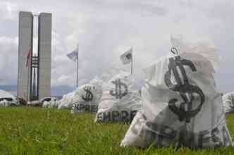 Em protesto contra a corrupo, em maro deste ano, vrios 'sacos de dinheiro' foram colocados na grama do Congresso Nacional(foto: Minervino Junior/CB/D.A Press)