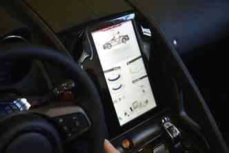 Para que o sistema de monitoramento do motorista funcione, a Jaguar fez uma parceria com a Intel, que criou um potente computador de bordo(foto: Jaguar Land Rover/Divulgao)