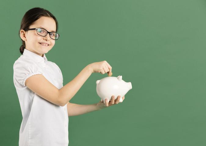 É de cedo que se aprende: quando educação financeira é abordada já no início da vida escolar, jovens são preparados para tomar as melhores decisões ao longo da vida(foto: Freepik) É de cedo que se aprende: quando educação financeira é abordada já no início da vida escolar, jovens são preparados para tomar as melhores decisões ao longo da vida(foto: Freepik)