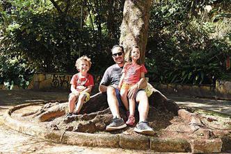 O advogado Recaredo Araújo mata as saudades da infância no Parque Julien Rien levando os filhos Gustavo e Livia para brincar: O advogado Recaredo Araújo mata as saudades da infância no Parque Julien Rien levando os filhos Gustavo e Livia para brincar: