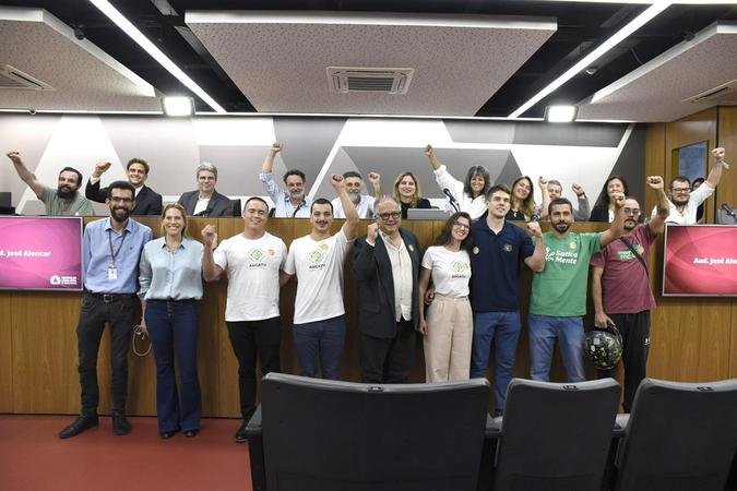 Membros da AMA-ME em audi�ncia p�blica na ALMG: luta pela distribui��o gratuita de medicamentos � base de cannabis pelo SUS(foto: AMA-ME/Divulga��o)