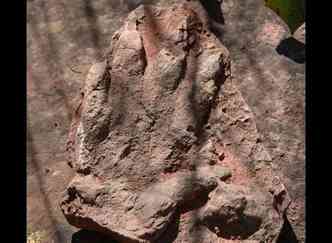 A pegada fossilizada de um arcossauro de 230 milhes de anos foi achada por um andarilho numa trilha na cidade de Olesa de Montserrat, na Catalunha(foto: ACN/Departament de Cultura/Divulgao)