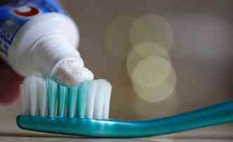 O triclosan  muito usado em pasta de dente, devido ao seu efeito bactericida. Porm, ser que pode causar cncer, como divulgou a agncia Bloomberg?(foto: Wikimedia/Reproduo)