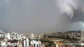 Uma forte tempestade foi registrada em vdeo no bairro Cidade Nova, em Belo Horizonte, no domingo, dia 4 de dezembro(foto: YouTube/Clima ao Vivo/Reproduo)