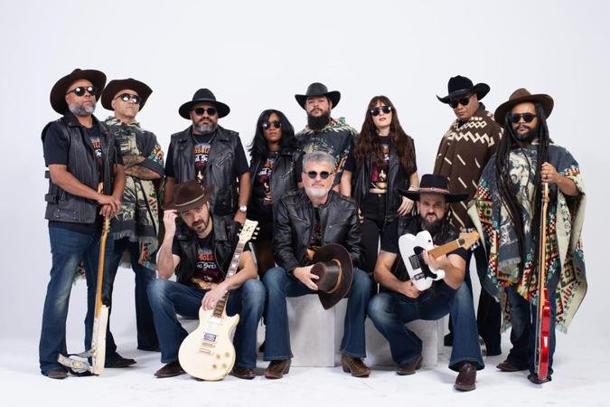 No palco, os 14 músicos da banda compartilham espaço com a Orquestra Filarmônica Art Music(foto: Paulo Valle/Divulgação) No palco, os 14 músicos da banda compartilham espaço com a Orquestra Filarmônica Art Music(foto: Paulo Valle/Divulgação)