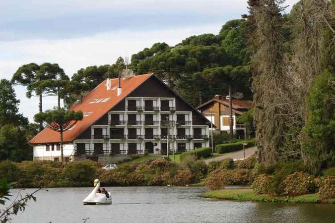 Gramado (RS): A cidade da Serra Gaúcha há muito tempo deixou de ser destino apenas no fim de ano, por causa da programação do Natal Luz. Entre junho e julho as geadas são comuns e com sorte rola até neve. Em agosto tem festival de cinema. E em qualquer mês do ano vale a pena passear pela margem do Lago Negro, com suas árvores trazidas da Flresta Negra, da Alemanha.(foto: Wikimedia Commons) Gramado (RS): A cidade da Serra Gaúcha há muito tempo deixou de ser destino apenas no fim de ano, por causa da programação do Natal Luz. Entre junho e julho as geadas são comuns e com sorte rola até neve. Em agosto tem festival de cinema. E em qualquer mês do ano vale a pena passear pela margem do Lago Negro, com suas árvores trazidas da Flresta Negra, da Alemanha.(foto: Wikimedia Commons)