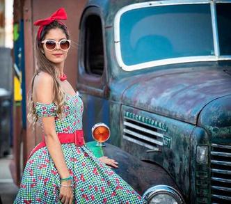O estilo vintage não se resume apenas aos carros. Participantes vão vestidas à caráter, no estilo Pin-Ups(foto: Divulgação) O estilo vintage não se resume apenas aos carros. Participantes vão vestidas à caráter, no estilo Pin-Ups(foto: Divulgação)