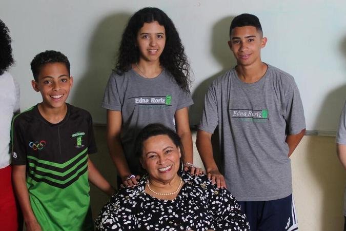 A professora e diretora Edna Roriz, com Ian Gabriel Souza, Cecília Silva e Nicolas Soares: A professora e diretora Edna Roriz, com Ian Gabriel Souza, Cecília Silva e Nicolas Soares: