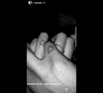 Nesta quinta, dia 18 de janeiro, o craque brasileiro Neymar Jr postou uma foto no Instagram em que exibe a tatuagem que fez em conjunto com sua namorada, a atriz Bruna Marquezine(foto: Instagram/neymarjr/Reproduo)