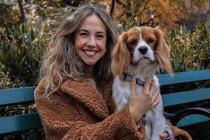 A apresentadora, produtora e youtuber Vivi Tomasi mora em Nova York, mas vem sempre a BH visitar os pais junto com o cozinho Tito: 
