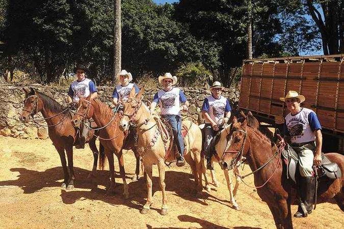 O cavalo Mangalarga Marchador é um dos hobbies de José Francisco, que promove cavalgadas anuais: roteiro de 60 km entre as cidades de Ritápolis e Oliveira, em Minas(foto: Arquivo Pessoal) O cavalo Mangalarga Marchador é um dos hobbies de José Francisco, que promove cavalgadas anuais: roteiro de 60 km entre as cidades de Ritápolis e Oliveira, em Minas(foto: Arquivo Pessoal)