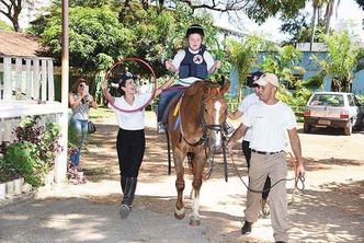 Com apenas seis meses de tratamento, Marissol dos Reis Carretero, de 14 anos, supera as limitações da síndrome de Down: entre um galope e outro, a garota se diverte(foto: Violeta Andrada/Encontro) Com apenas seis meses de tratamento, Marissol dos Reis Carretero, de 14 anos, supera as limitações da síndrome de Down: entre um galope e outro, a garota se diverte(foto: Violeta Andrada/Encontro)