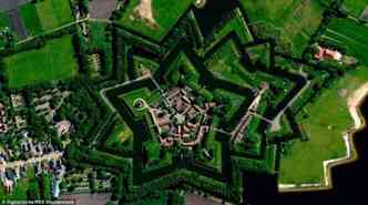 O formato de estrela da cidade de Bourtange, na Holanda, chama a ateno(foto: Dailyoverview.com/Reproduo)