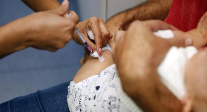 Antes da aplicao, cada caso ser avaliado pelas equipes de sade, que vo verificar a situao vacinal e indicar as doses necessrias(foto: Rodrigo Clemente/PBH )