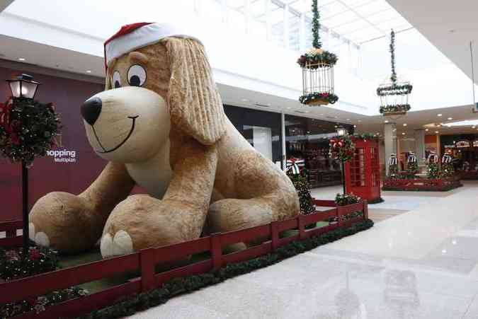 BH Shopping: rvores de Natal gigante e giratria e um cenrio especialmente montado com detalhes que remetem aos costumes europeus, como cantinas italianas, trenzinho, carrossel, Torre Eiffel(foto: Carol Reis/Divulgao)