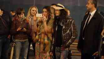 Enquanto um artista de rua russo tocava um hit da banda Aerosmith, o vocalista Steven Tyler, que assistia na 'plateia', no resistiu e o acompanhou(foto: YouTube/Reproduo)