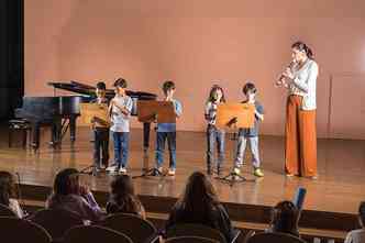 Alunos do curso de flauta da Fundao de Educao Artstica, com a professora Marta Milagres: tocar em conjunto funciona como incentivo para as crianas(foto: Ronaldo Dolabella/Encontro)