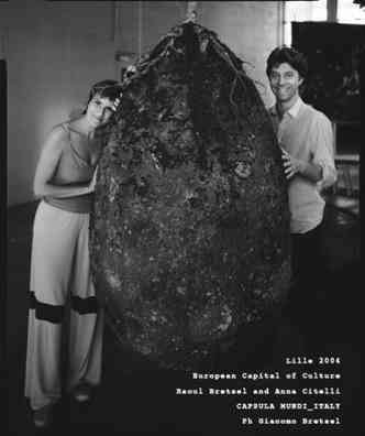 Anna Citelli e Raoul Bretzel posam junto de um exemplar da Capsula Mundi(foto: Capsulamundi.it/Reproduo)