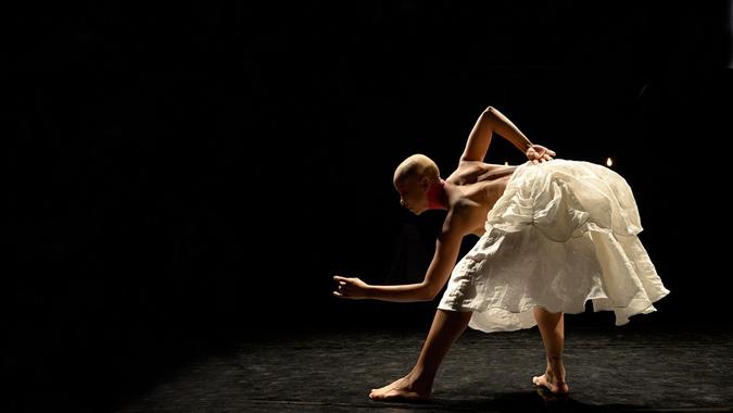 Com coreografia de Rodrigo Pederneiras, o espetáculo Gira, de 2017, teve trilha sonora da banda paulistana Metá Metá, integrada por Juçara Marçal (voz), Thiago França (sax) e Kiko Dinucci (guitarra) (foto: José Luiz Pederneiras/Divulgação) Com coreografia de Rodrigo Pederneiras, o espetáculo Gira, de 2017, teve trilha sonora da banda paulistana Metá Metá, integrada por Juçara Marçal (voz), Thiago França (sax) e Kiko Dinucci (guitarra) (foto: José Luiz Pederneiras/Divulgação)