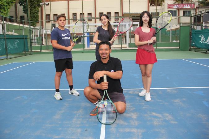 Werberth Gonçalves De Bens, coordenador do curso de tênis no Olympico Club e alguns de seus alunos: %u201CO João Fonseca é um prodígio e influencia tanto adultos que querem jogar quanto pais que querem colocar os filhos no esporte. Temos fila de espera até para o baby tênis, a partir dos 4 anos%u201D (foto: Pádua De Carvalho) Werberth Gonçalves De Bens, coordenador do curso de tênis no Olympico Club e alguns de seus alunos: %u201CO João Fonseca é um prodígio e influencia tanto adultos que querem jogar quanto pais que querem colocar os filhos no esporte. Temos fila de espera até para o baby tênis, a partir dos 4 anos%u201D (foto: Pádua De Carvalho)