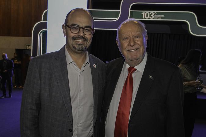 Mateus Simões de Almeida, vice-governador de Minas Gerais, ao lado de Ronaldo Scucato, presidente do Sistema Ocemg. Simões destacou, em seu discurso, o papel do cooperativismo na transformação de territórios e no futuro da economia mineira(foto: Divulgação/Sistema Ocemg) Mateus Simões de Almeida, vice-governador de Minas Gerais, ao lado de Ronaldo Scucato, presidente do Sistema Ocemg. Simões destacou, em seu discurso, o papel do cooperativismo na transformação de territórios e no futuro da economia mineira(foto: Divulgação/Sistema Ocemg)