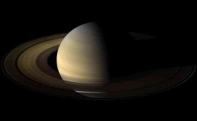 Segundo dados obtidos pela sonda espacial Cassini, os anis de Saturno devem 
