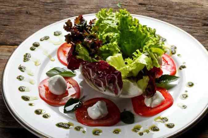 Mix de folhas, muarela de bfala, tomate e molho pesto. Prato de entrada do menu da 68 La Pizzaria para o Restaurant Week 2020(foto: 68 La Pizzaria/Divulgao)