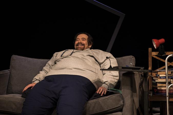 Para viver o protagonista de quase 300 quilos, Jos de Abreu conta com um figurino climatizado e de enchimento, desenvolvido por Carlos Alberto Nunes, da Unirio(foto: Renato Mangolim/Divulgao)