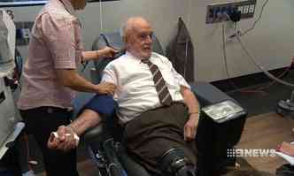 O australiano James Harrison, aos 81 anos, acaba de fazer sua ltima doao de sangue. Ele realizou esta boa ao durante 61 anos e ajudou nada menos que 2,4 milhes de bebs(foto: 9News/Reproduo)
