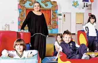 Mrcia Neves, diretora da Fundao Torino, com os alunos do infantil: 