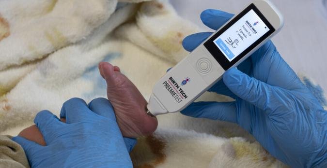 Profissional usa aparelho para descobrir idade de rec�m-nascido; tecnologia � resultado de pesquisa e patente produzidas na UFMG(foto: Birthtech/Divulga��o)