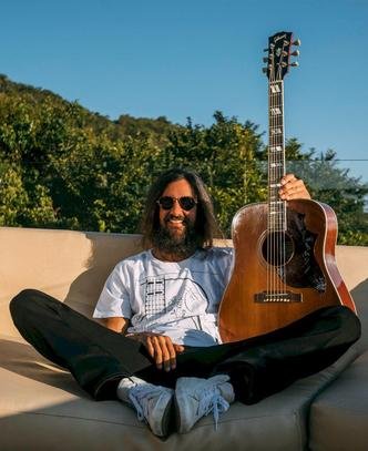 Armandinho consolidou uma sonoridade que mistura reggae, pop, rock, surf rock e letras rom�nticas(foto: Divulga��o)