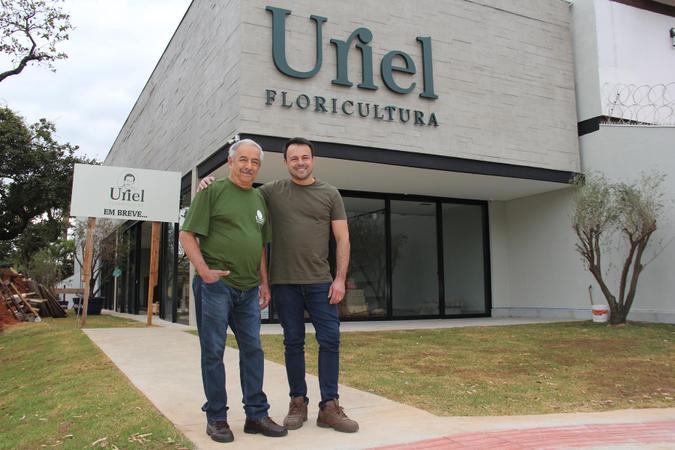 Eduardo Rodrigues Rosa e Uriel Domingos Rosa, da Uriel Floricultura (foto: Pádua de Carvlho ) Eduardo Rodrigues Rosa e Uriel Domingos Rosa, da Uriel Floricultura (foto: Pádua de Carvlho )