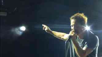 O vocalista Eddie Vedder s retomou a apresentao depois que o agressor foi retirado do show(foto: YouTube/LOV2ROK2PJ/Reproduo)