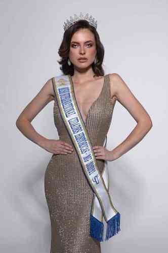 A modelo ouro-pretana com a faixa de Miss Cidades Histricas Mineiras(foto: Fernanda S Motta/Divulgao)