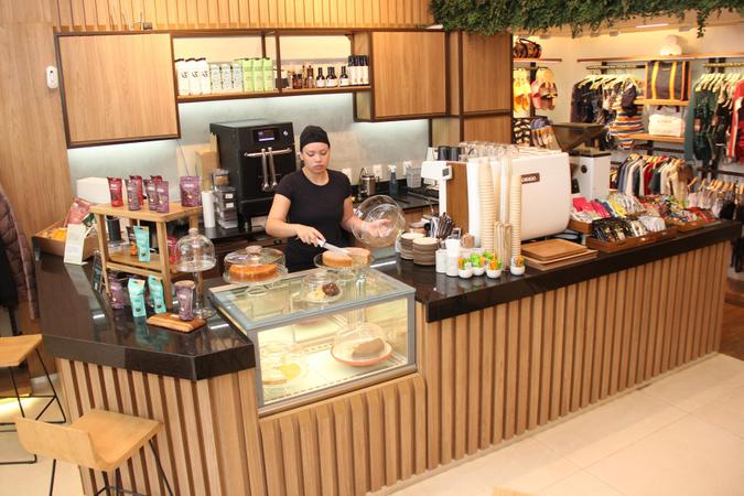 O caf da loja da rua Modesto Carvalho de Arajo: opo para fazer um lanche, almoar ou mesmo relaxar depois de uma caminhada (foto: Pdua de Carvalho)
