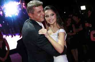 Victoria dana a valsa de 15 anos com o pai, Roberto Barroso(foto: Eugnio Gurgel)