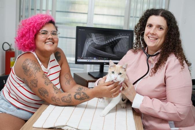 A médica-veterinária Alessandra Amarante Smith, ao lado de Camila Silva, tutora dos gatos Rômulo e Oliver: A médica-veterinária Alessandra Amarante Smith, ao lado de Camila Silva, tutora dos gatos Rômulo e Oliver: