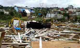 O tornado que chegou a ter ventos de at 300 km/h, segundo o Inmet, deixou um rastro de destruio na cidade catarinense de Xanxer(foto: Julio Cavalheiro/Secom/Divulgao)