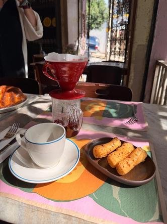 Al�m do almo�o, restaurante funciona ter�a a sexta-feira, das 9h30 �s 17h30, oferecendo caf�s especiais preparados em diferentes m�todos e um card�pio voltado para merendas(foto: Ju Duarte/Divulga��o)