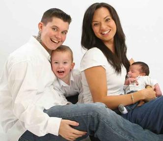 Nick e Bianca Bowser são um casal transgênero, em que ela nasceu homem e ele nasceu mulher, e que já tiveram dois filhos, Kai e Pax(foto: Static.origos.hu/Reprodução) Nick e Bianca Bowser são um casal transgênero, em que ela nasceu homem e ele nasceu mulher, e que já tiveram dois filhos, Kai e Pax(foto: Static.origos.hu/Reprodução)